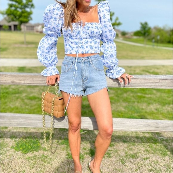 Goodnight Macaroon Floral White And Blue Long Sleeve Crop Top Size Small - Picture 3 of 14